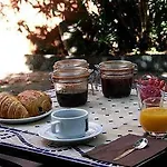 Logis Hotel-restaurant Les Glycines Hotel Arles-sur-Tech