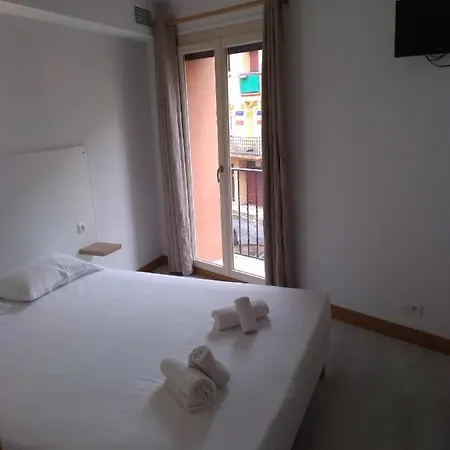 ホテル Logis Hotel-restaurant Les Glycines アルル