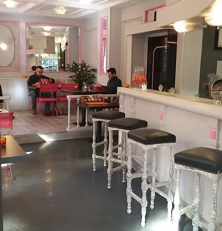 ホテル Logis Hotel-restaurant Les Glycines