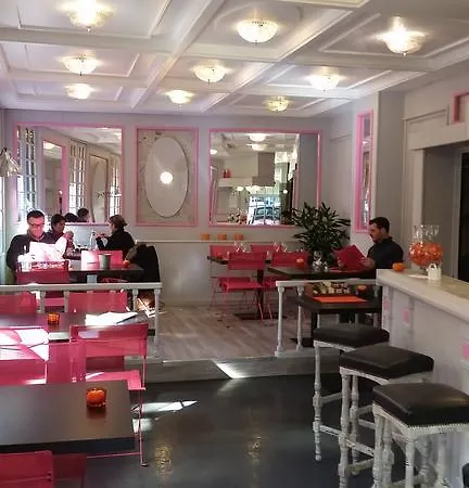 Logis Hotel-restaurant Les Glycines ホテル アルル