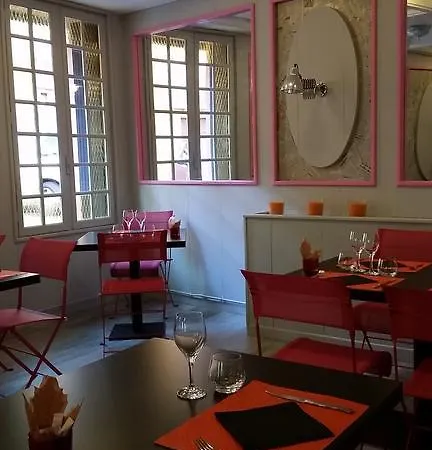 Logis Hotel-restaurant Les Glycines アルル