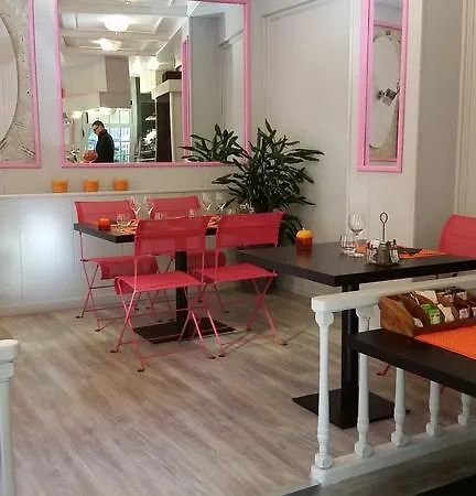 Logis Hotel-restaurant Les Glycines ホテル