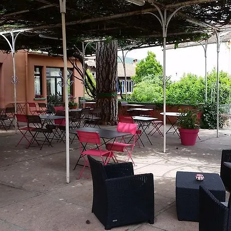 Logis Hotel-restaurant Les Glycines 3* アルル