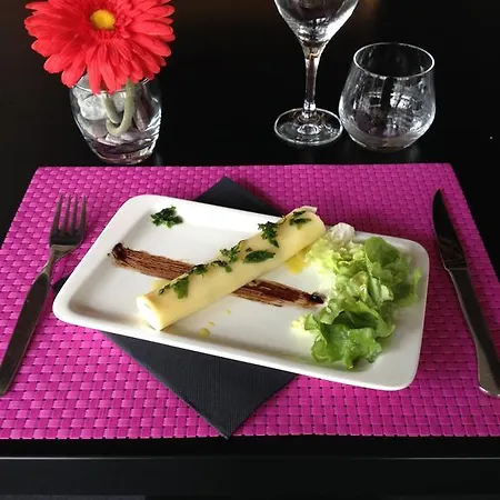 ホテル Logis Hotel-restaurant Les Glycines アルル