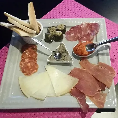 ホテル Logis Hotel-restaurant Les Glycines