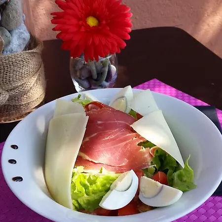 ホテル Logis Hotel-restaurant Les Glycines