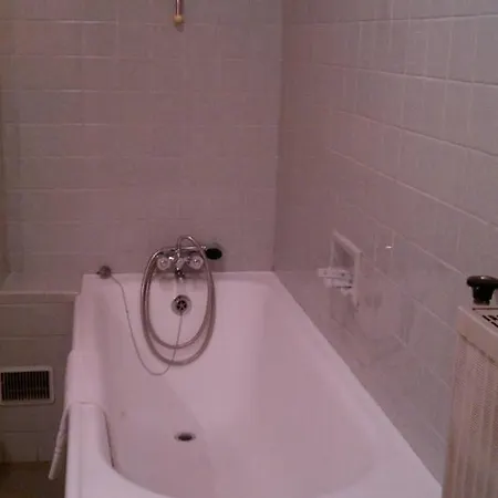 Logis Hotel-restaurant Les Glycines Hotel 3*