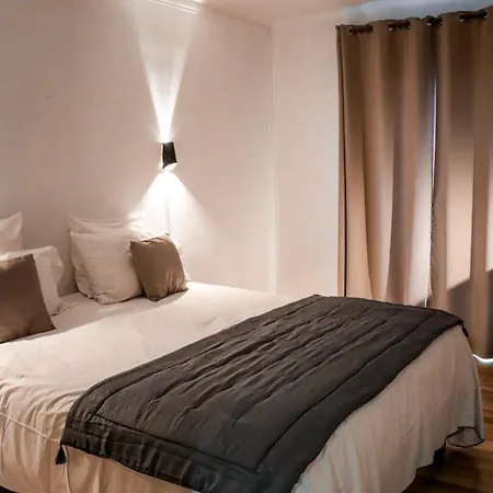 Logis Hotel-restaurant Les Glycines ホテル