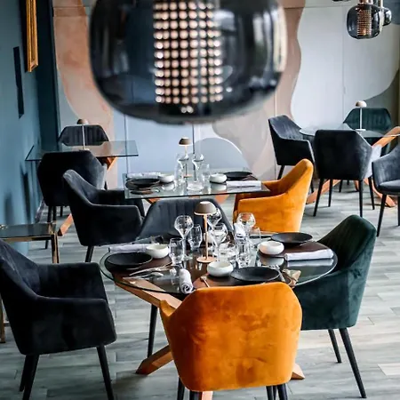 ホテル Logis Hotel-restaurant Les Glycines