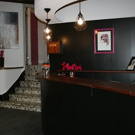 Logis Hotel-restaurant Les Glycines アルル