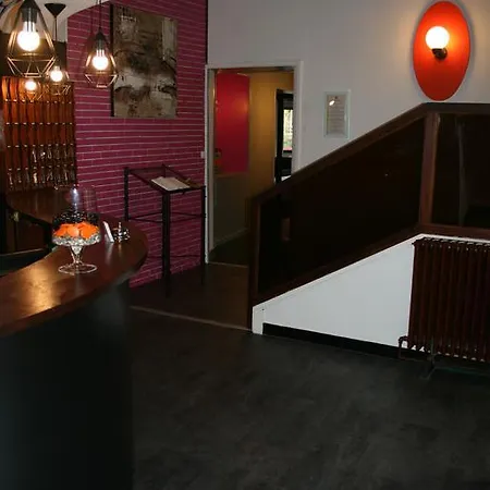 Logis Hotel-restaurant Les Glycines アルル