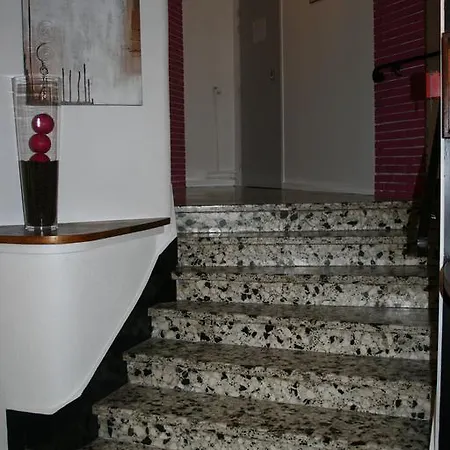 Logis Hotel-restaurant Les Glycines アルル