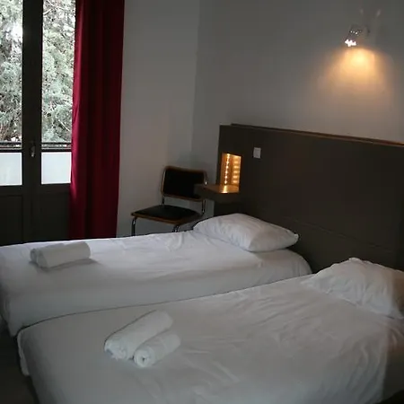 Logis Hotel-restaurant Les Glycines アルル