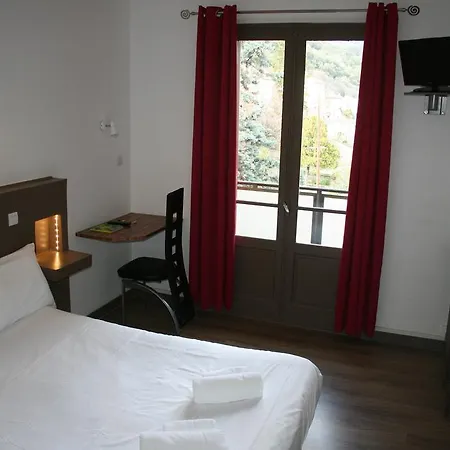 ホテル Logis Hotel-restaurant Les Glycines 3*
