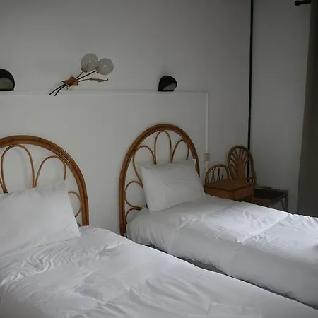 ホテル Logis Hotel-restaurant Les Glycines 3*