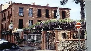 Hotel Logis Les Glycines 3*