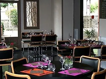 Logis Hotel-restaurant Les Glycines ホテル アルル