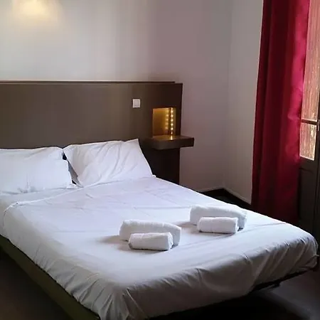 Logis Hotel-restaurant Les Glycines 3* アルル