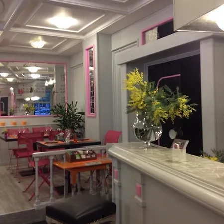 Logis Hotel-restaurant Les Glycines 3* アルル