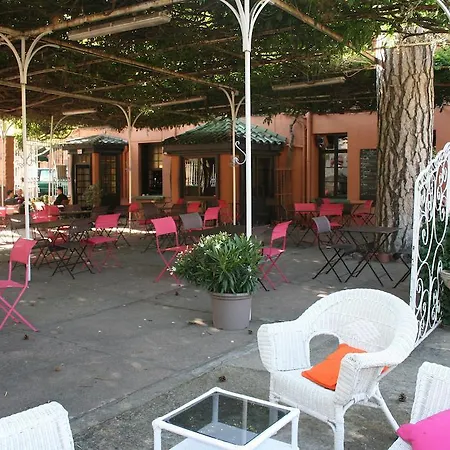 Logis Hotel-restaurant Les Glycines ホテル