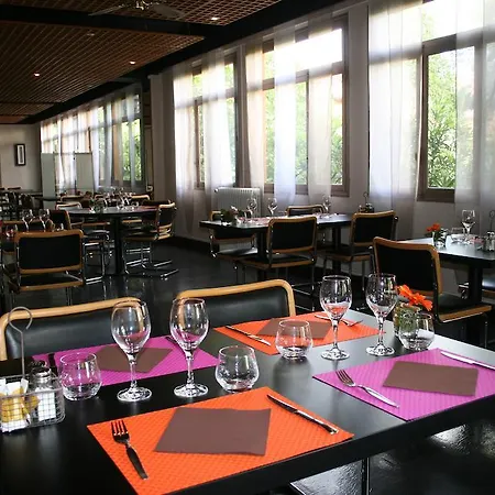 Logis Hotel-restaurant Les Glycines ホテル