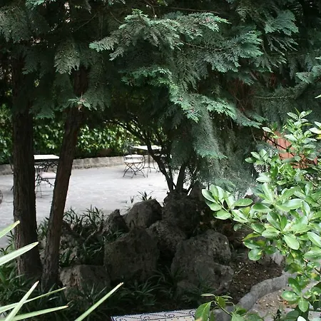 Logis Hotel-restaurant Les Glycines ホテル