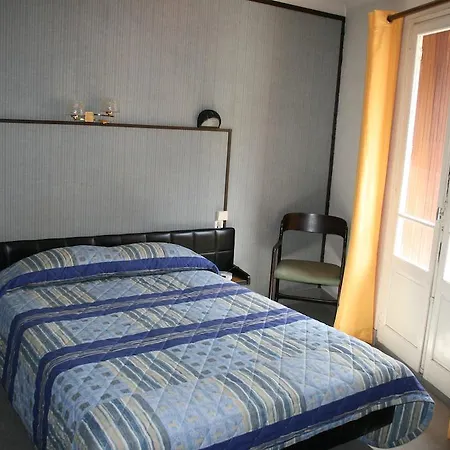 Logis Hotel-restaurant Les Glycines アルル