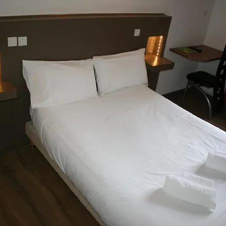 Logis Hotel-restaurant Les Glycines ホテル アルル