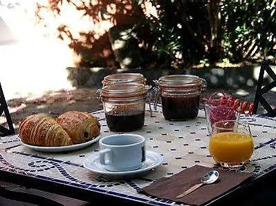 Logis Hotel-restaurant Les Glycines ホテル アルル