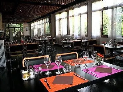 Logis Hotel-restaurant Les Glycines 3* アルル